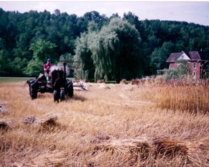 1928 farmall pulling 1909 in 1987